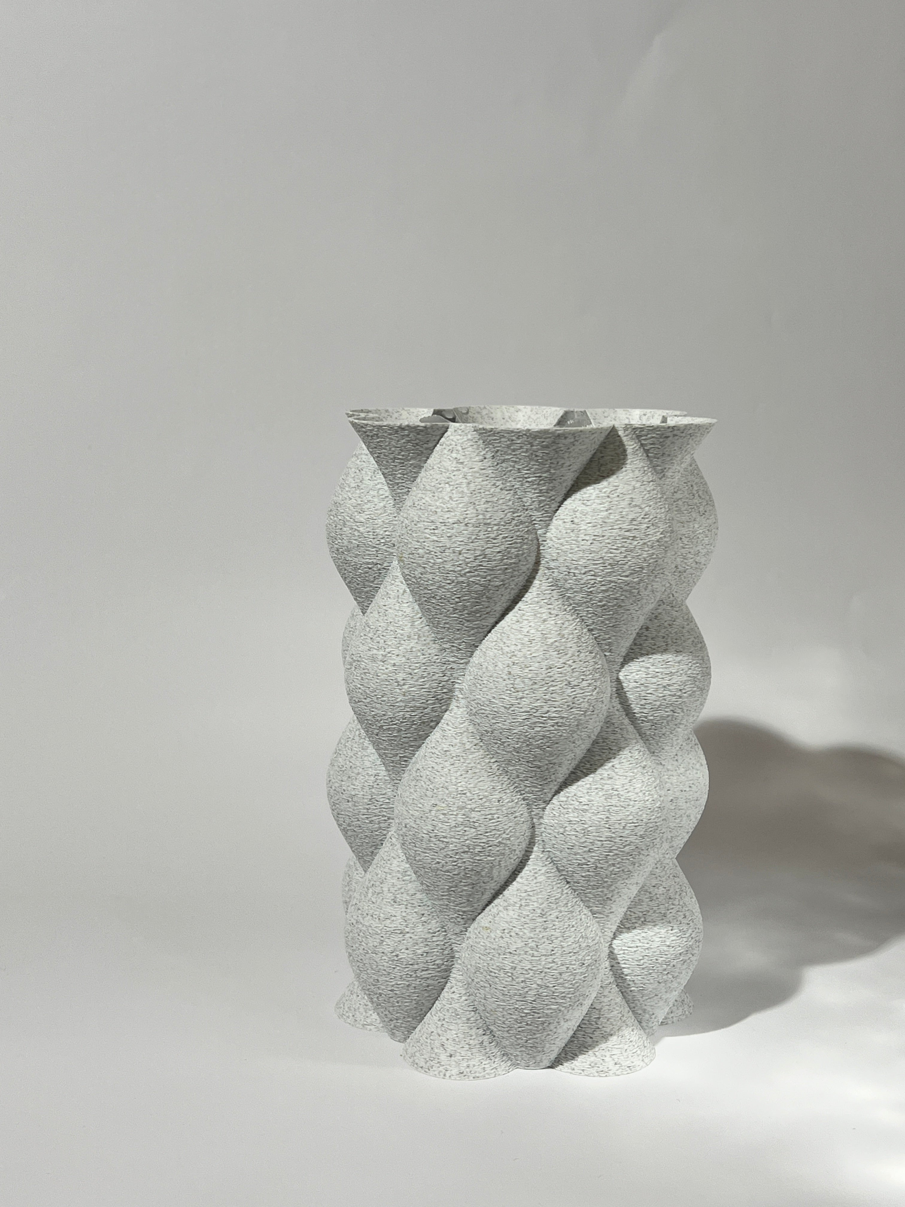 Vază modernă neagră, design texturat, decor minimalist