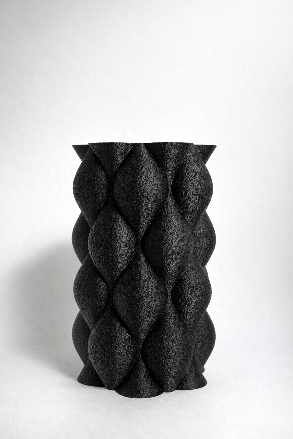 Vază modernă neagră, design texturat, decor minimalist