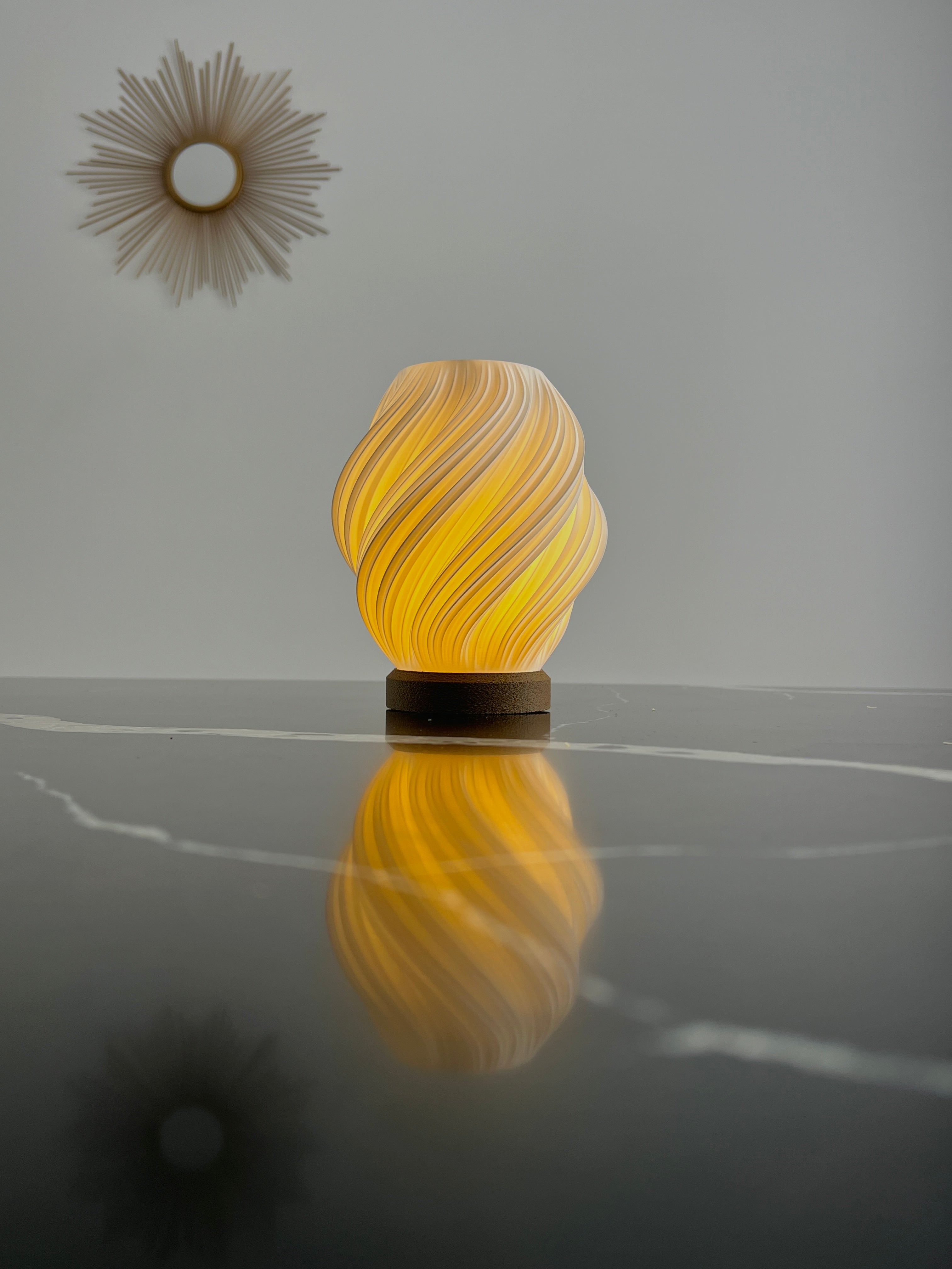 Vază Luminoasă Sculpturală – Forme Fluide, Lumină Caldă