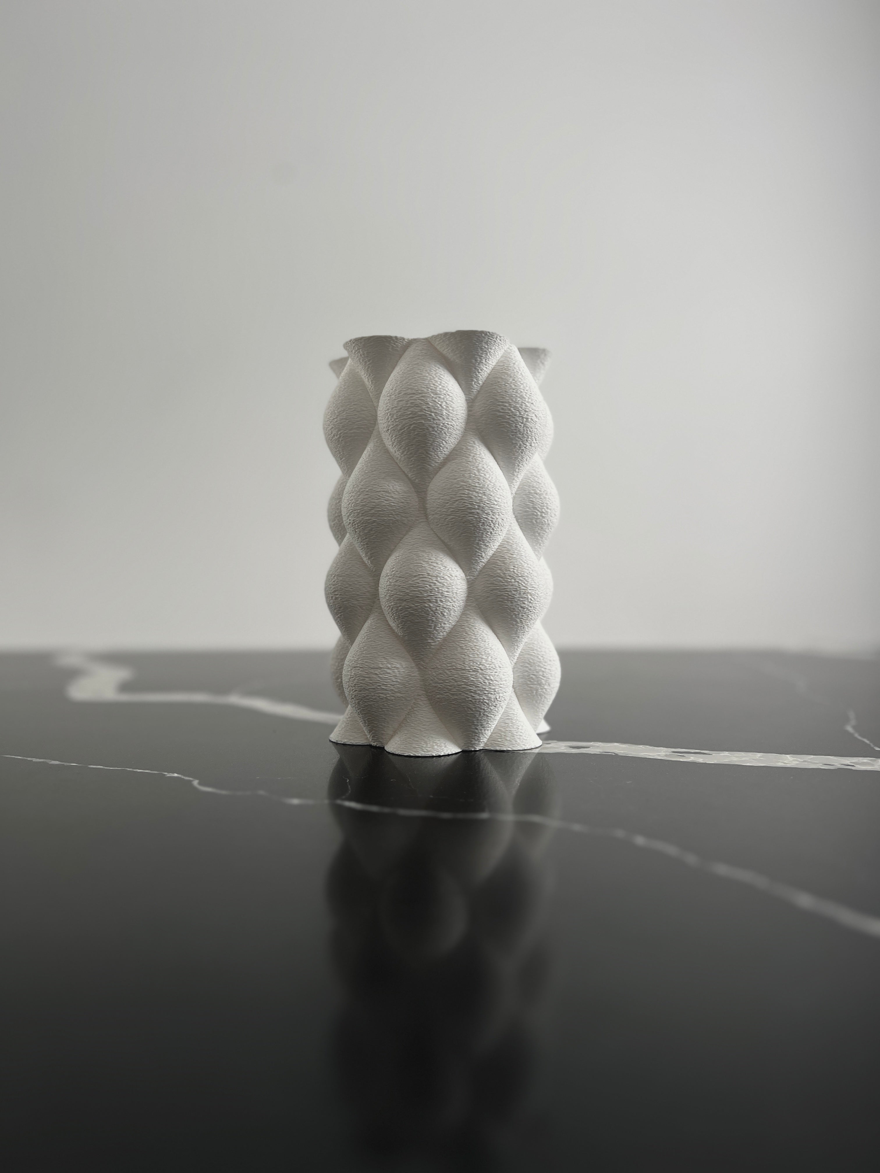 Vază modernă neagră, design texturat, decor minimalist