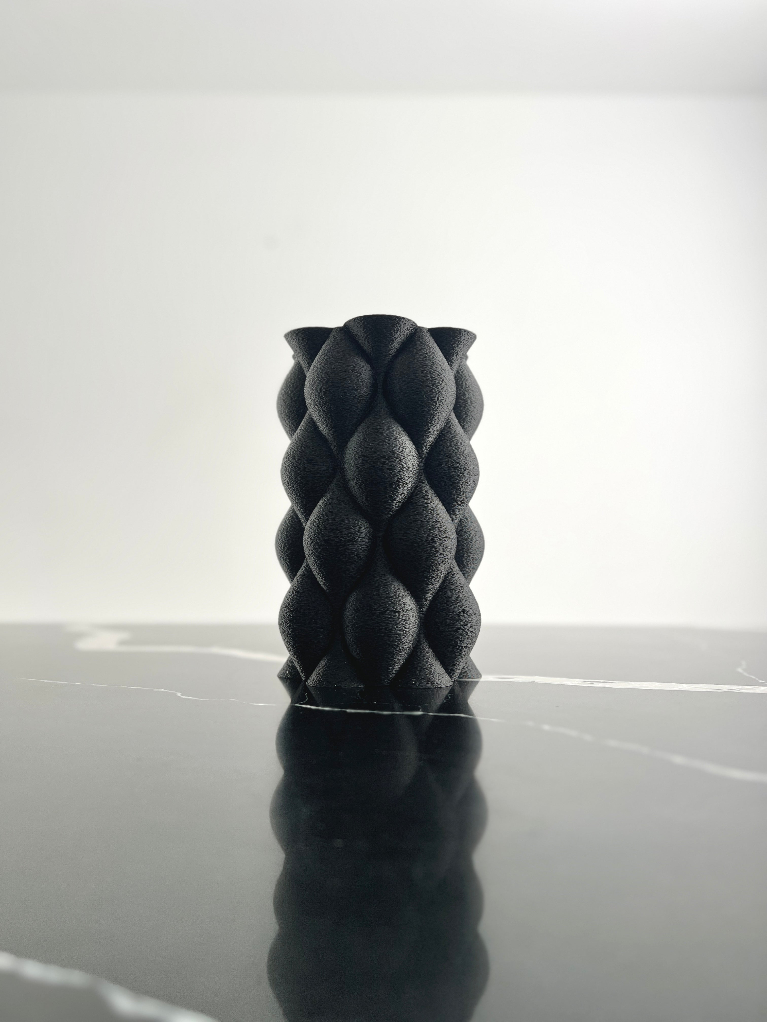 Vază modernă neagră, design texturat, decor minimalist