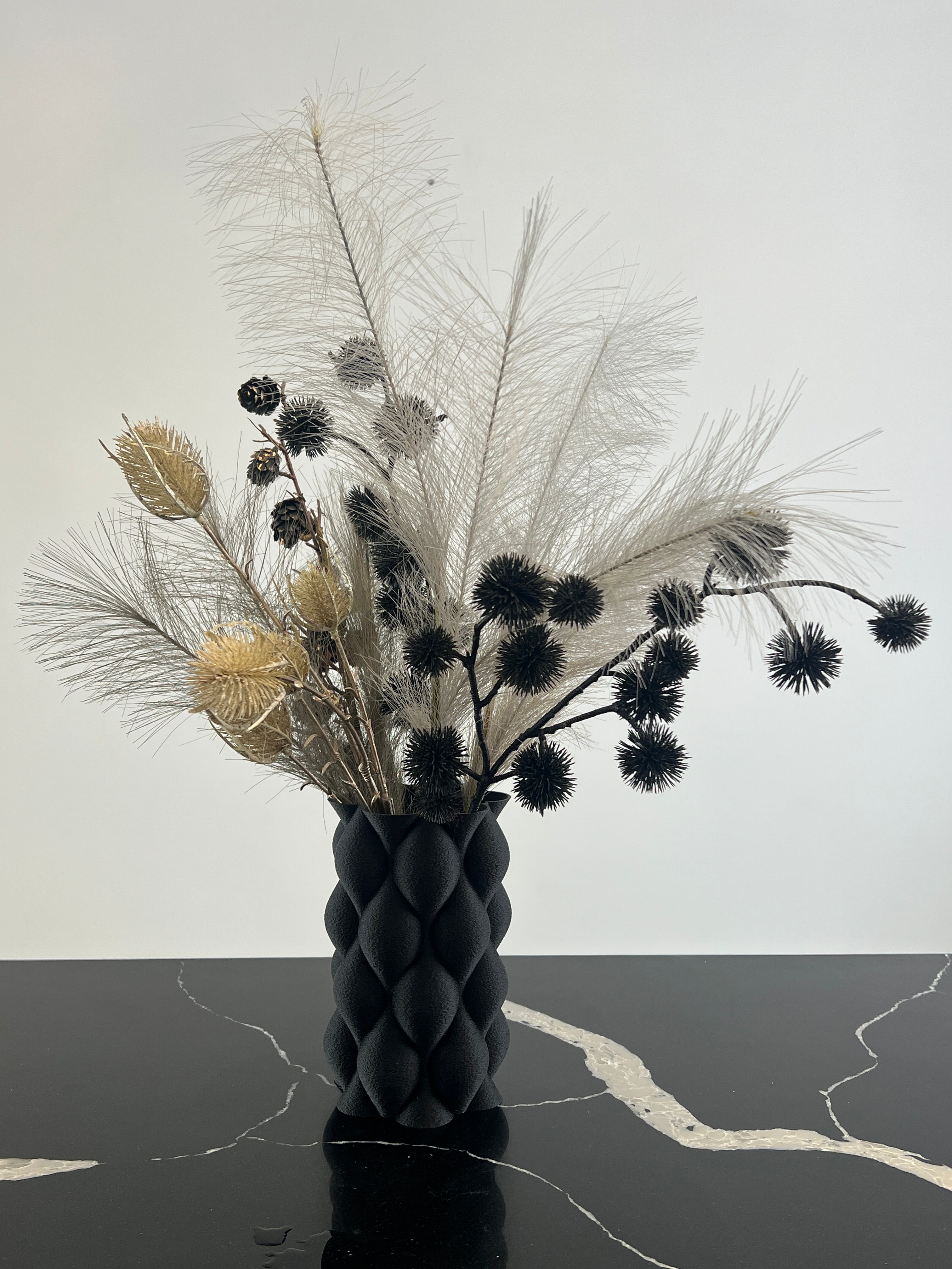 Vază modernă neagră, design texturat, decor minimalist