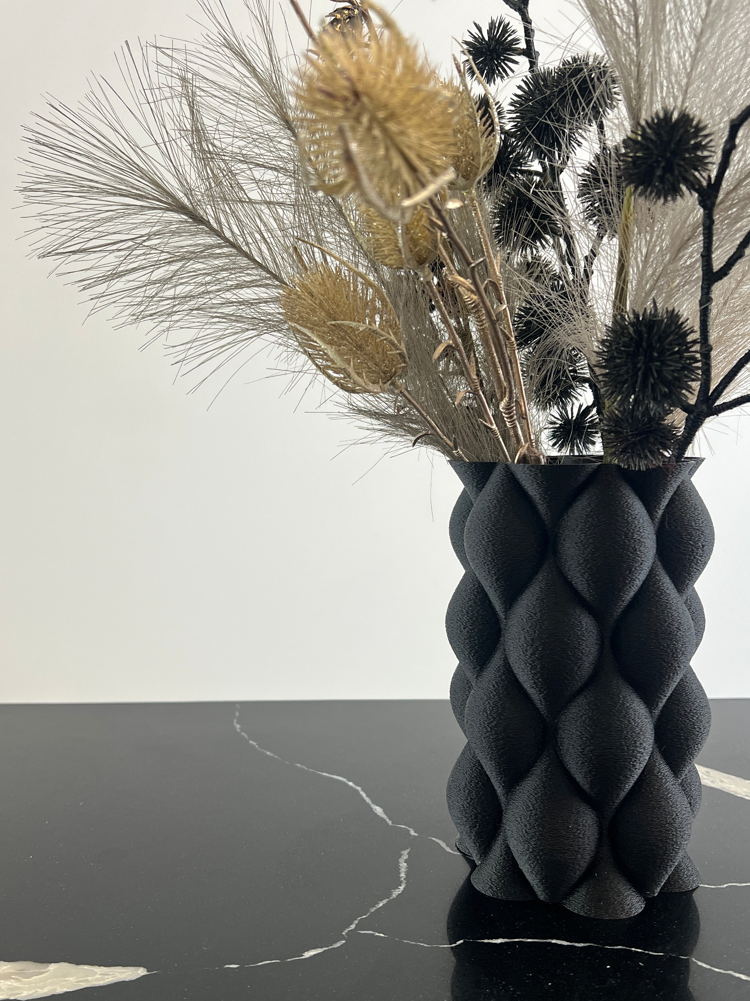 Vază modernă neagră, design texturat, decor minimalist